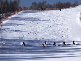 建造一个人工室外滑雪场需要什么条件？