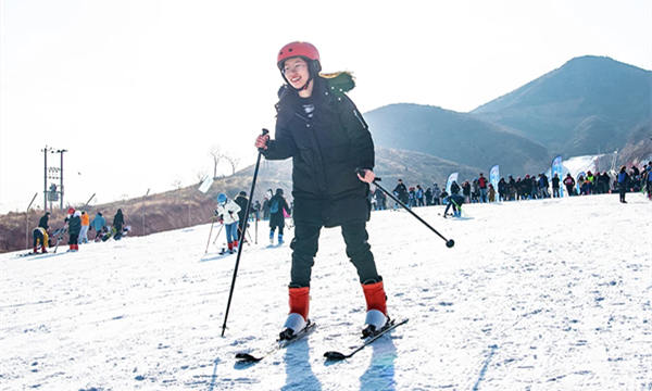 练习双板滑雪的冬奥志愿者