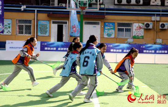 石家庄市桥西外国语小学的学生进行旱地冰球比赛