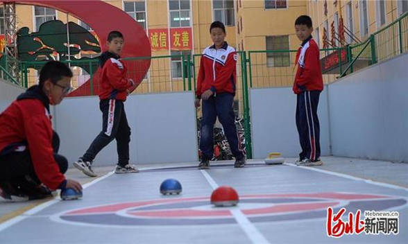 望都县城内小学学生正在进行陆地冰蹴球比赛