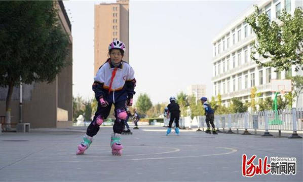 望都县新城区小学学生正在进行轮滑训练