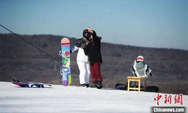 游客在长白山鲁能胜地滑雪场滑雪