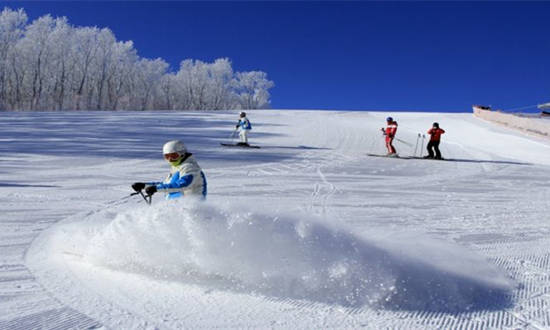 冰雪体育产业拉动就业与消费 促绿色转型