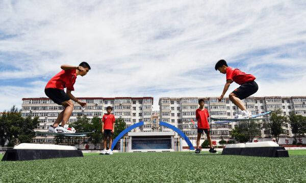 河北省张家口市宣化第二中学学生在进行模拟雪上道具动作训练