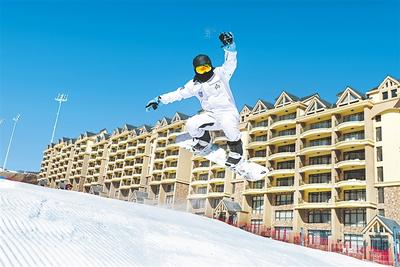 滑雪爱好者在崇礼区云顶滑雪公园滑雪