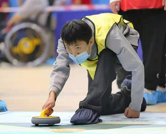 石家庄市特教学校学生在旱地冰壶比赛中