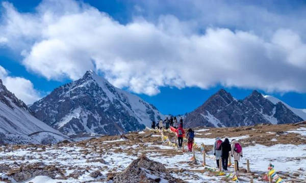 大力发展冰雪旅游经济，将“冷”资源变成“热”产业