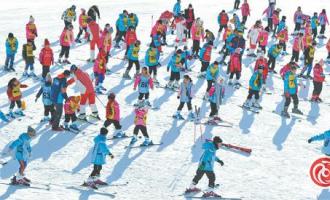 百余中小学生体验冰雪乐趣