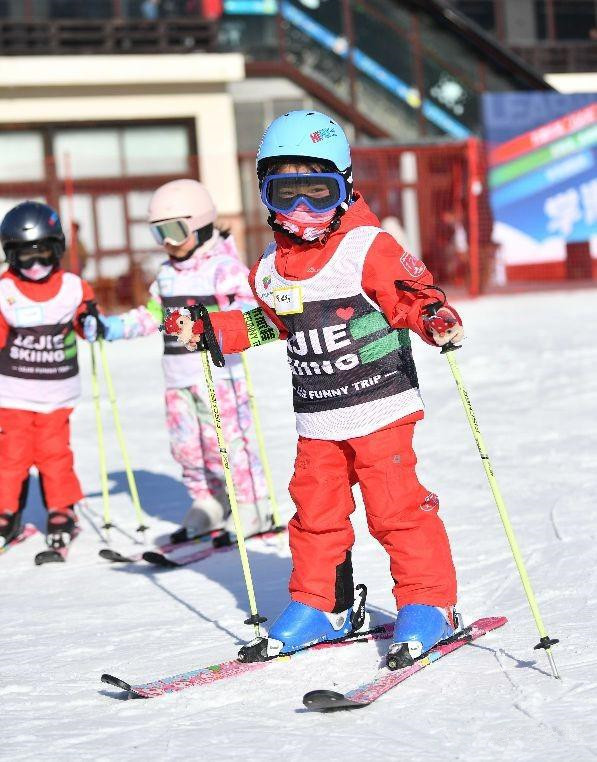 北京八达岭滑雪场正式开板 推出“免费教+免费滑”系列活动4