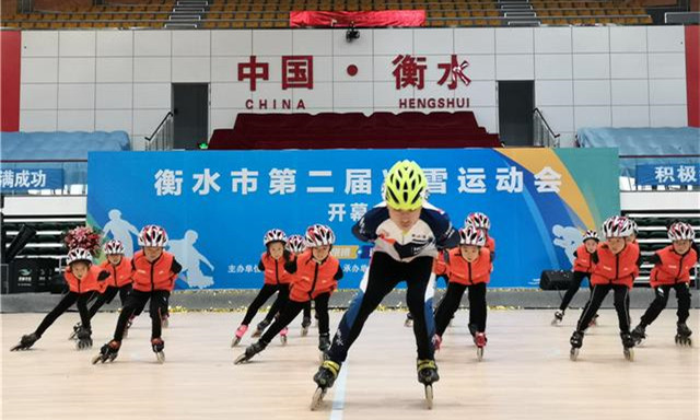 开幕式现场，小学生进行轮滑表演