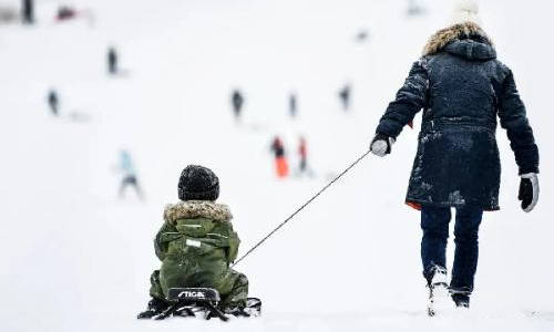 一对母子在滑雪场玩