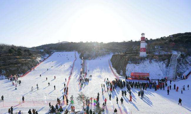 天津首届大众冰雪开板节拉开帷幕