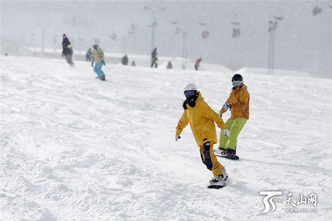 在丝绸之路国际度假区滑雪场内，滑雪爱好者们尽情地在雪道上驰骋、撒欢。