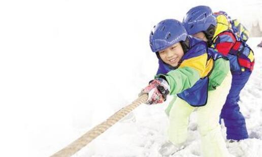 近日，在石家庄市鹿泉区冰雪小镇室内滑雪场，孩子们在雪地上进行拔河比赛。