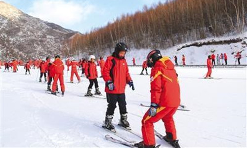 2018年雪季，西湾子小学四年级学生在万龙滑雪场体验滑雪课。