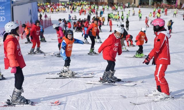 在吉林北大壶滑雪场，吉林市第二实验小学学生们在滑雪教练的指导下进行坡道侧向移动