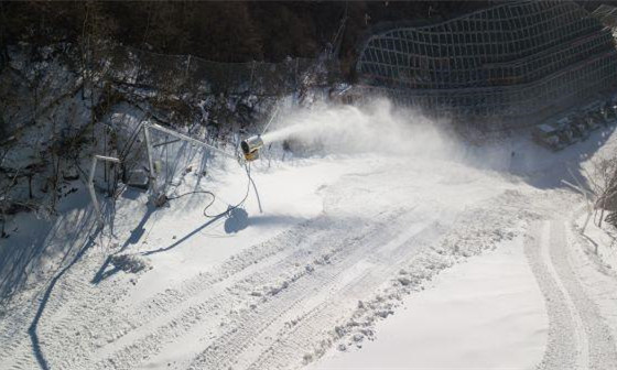 在北京冬奥会延庆赛区国家高山滑雪中心，工作人员在进行造雪作业