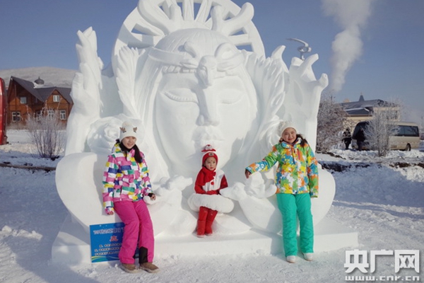 “2019呼伦贝尔冰雪日”12月7号在牙克石启动，现场游客与雪雕作品合影