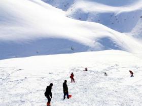 哪种类型的山坡适合建设室外滑雪场？