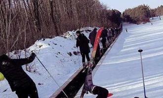 小型室外滑雪场需要安装多少条魔毯？